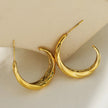 Boucles d'oreilles créoles dorées DORSINA à lignes texturées. Inspirées par la nature.