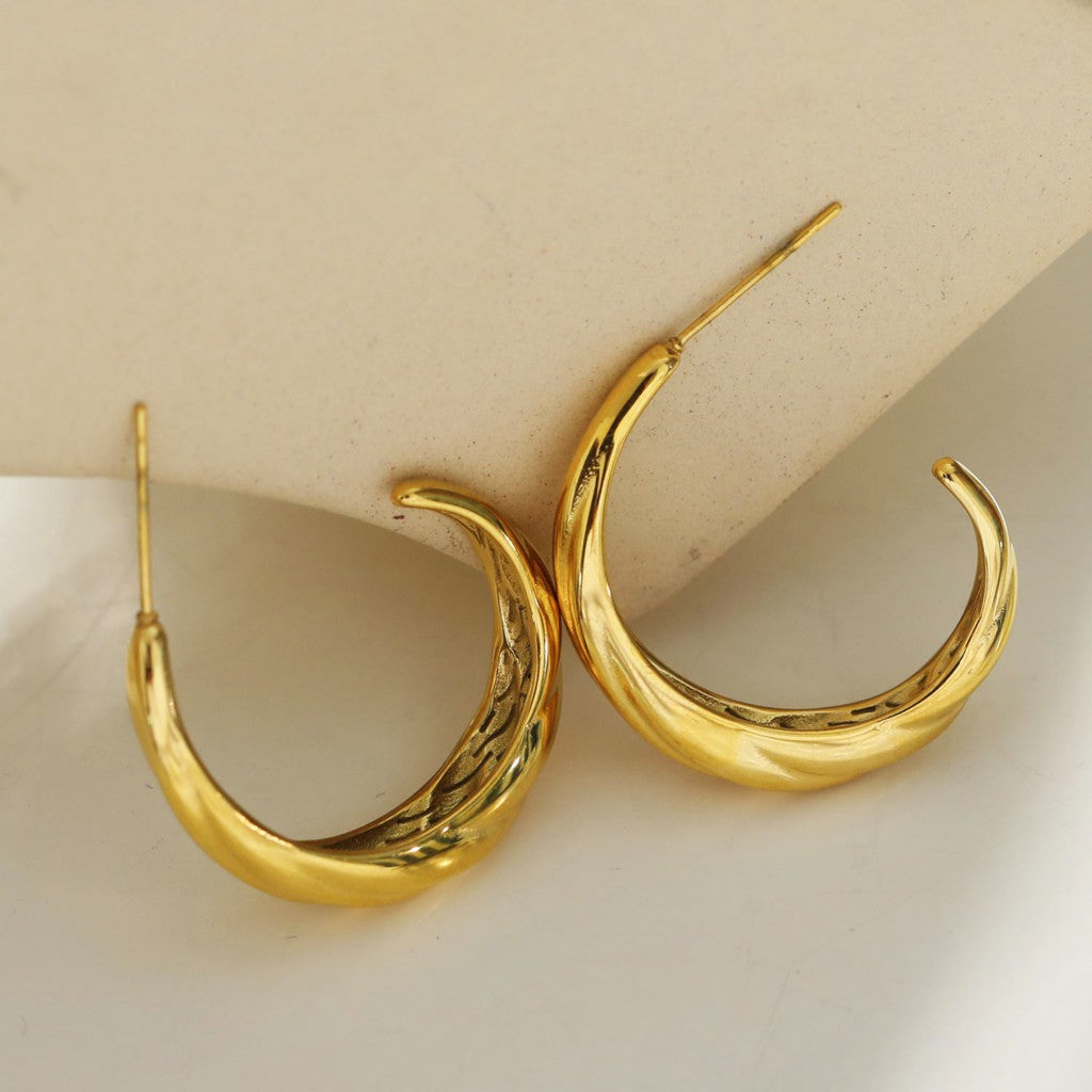 Boucles d'oreilles créoles dorées DORSINA à lignes texturées. Inspirées par la nature.