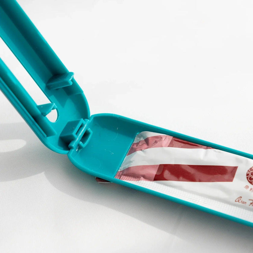 Cat Lickable Treat Squeeze Spoon Feeder – Snack Dispenser for Wet Food & Cat Strips