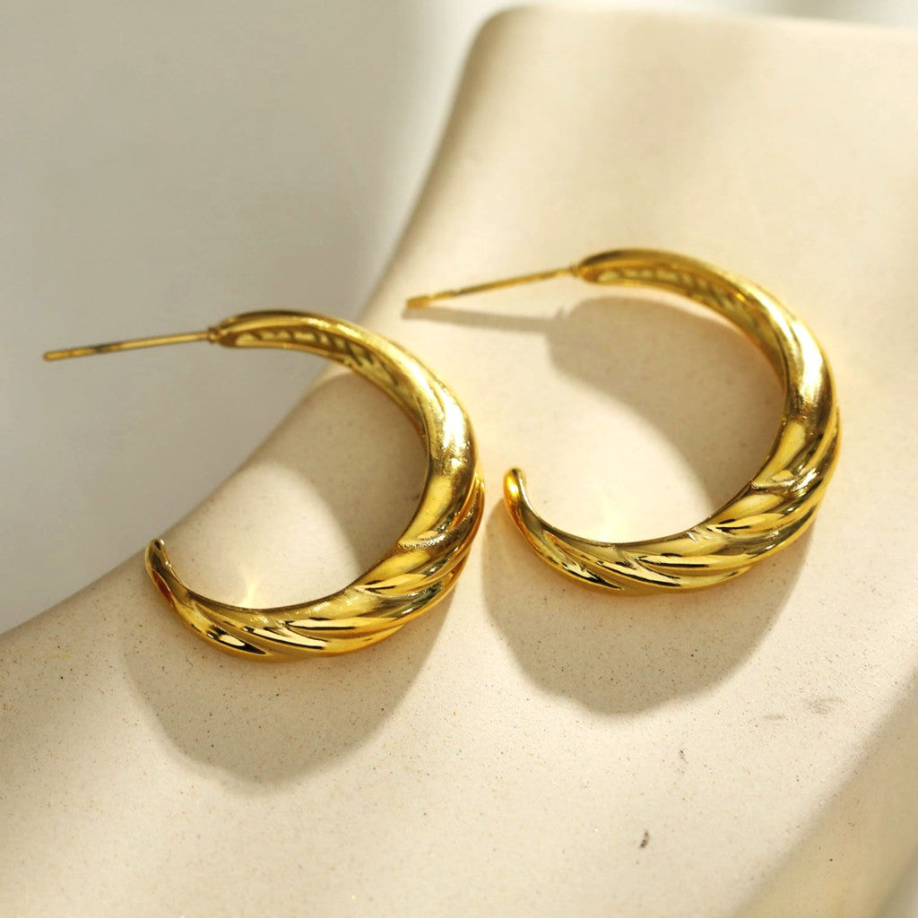 Boucles d'oreilles créoles dorées DORSINA à lignes texturées. Inspirées par la nature.