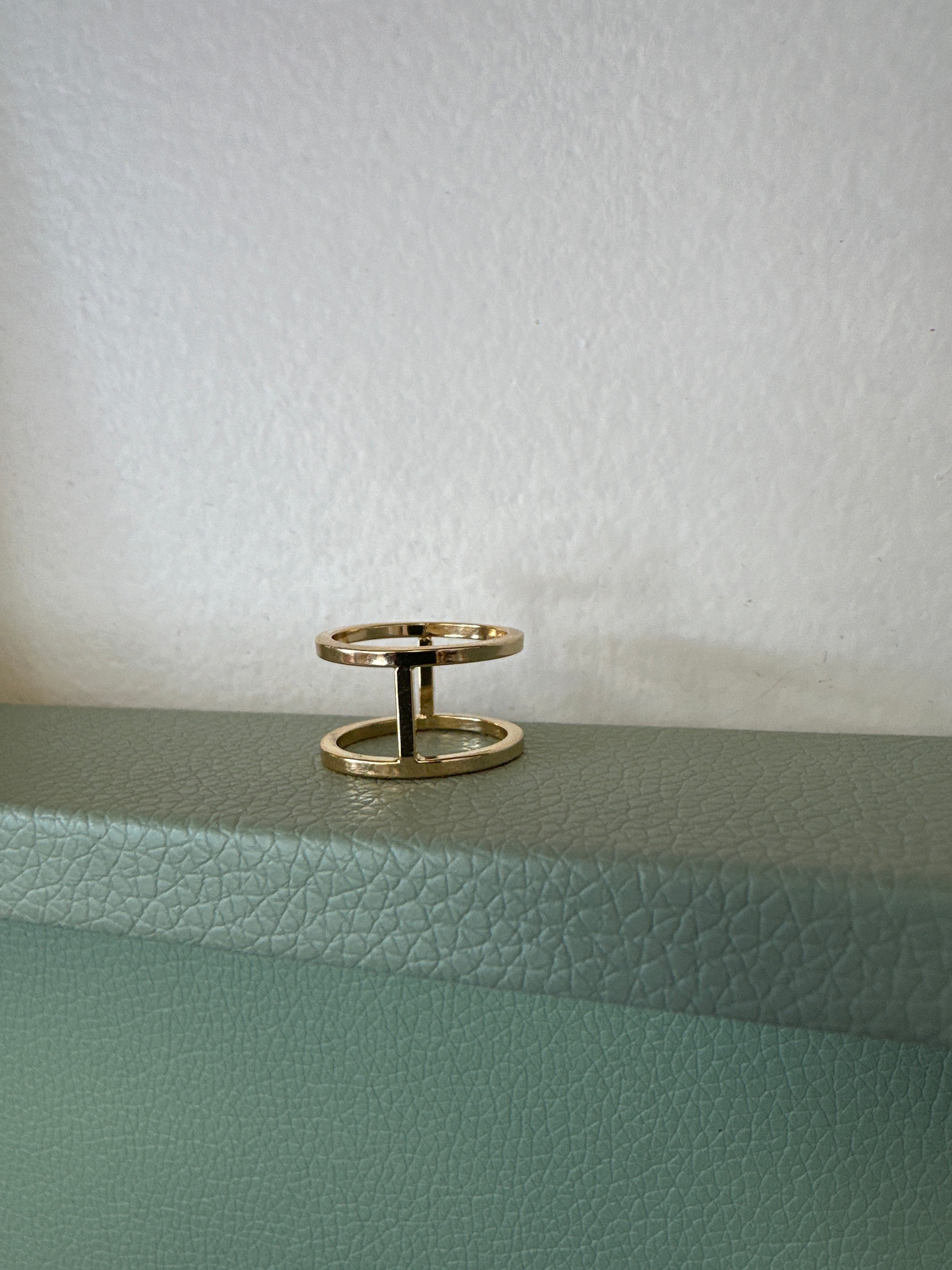 Standout Boutique Double Bar 18 K Gold Bond Ring