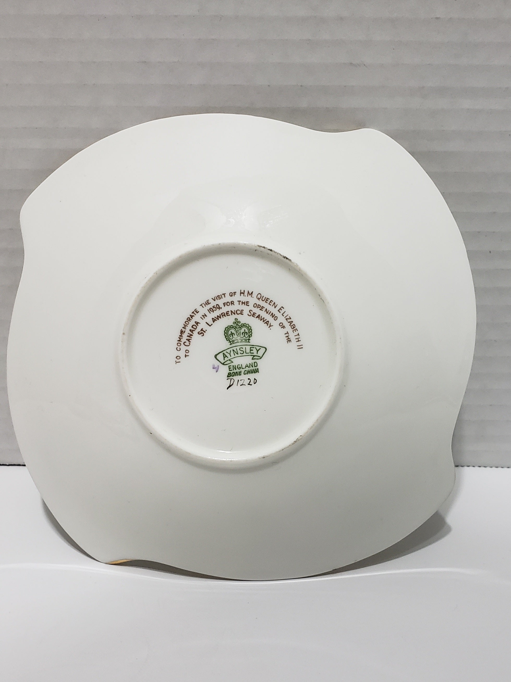 Queen Elizabeth II Commemorate Plate Visit To Canada In 1959 - 6