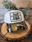 Casquette à visière plate avec motif camouflage et ours crème.