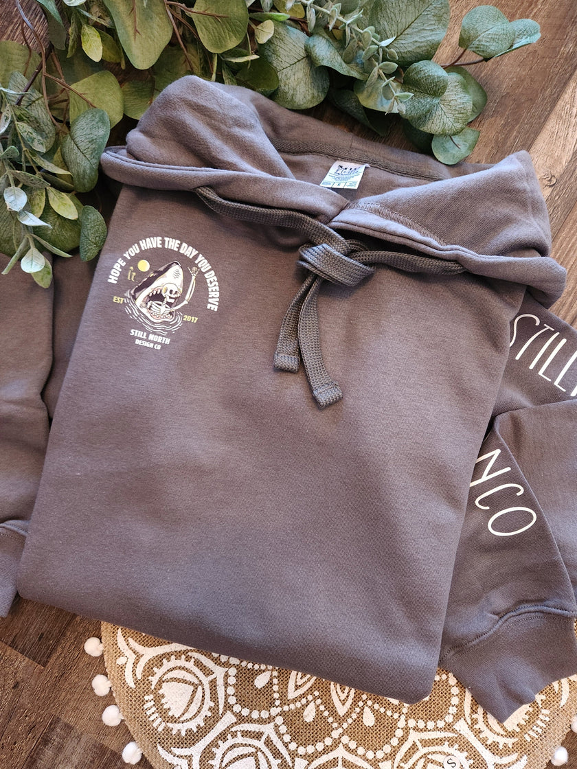 2025 PROFITEZ DE LA JOURNÉE QUE VOUS MERITEZ - SWEAT À CAPUCHE