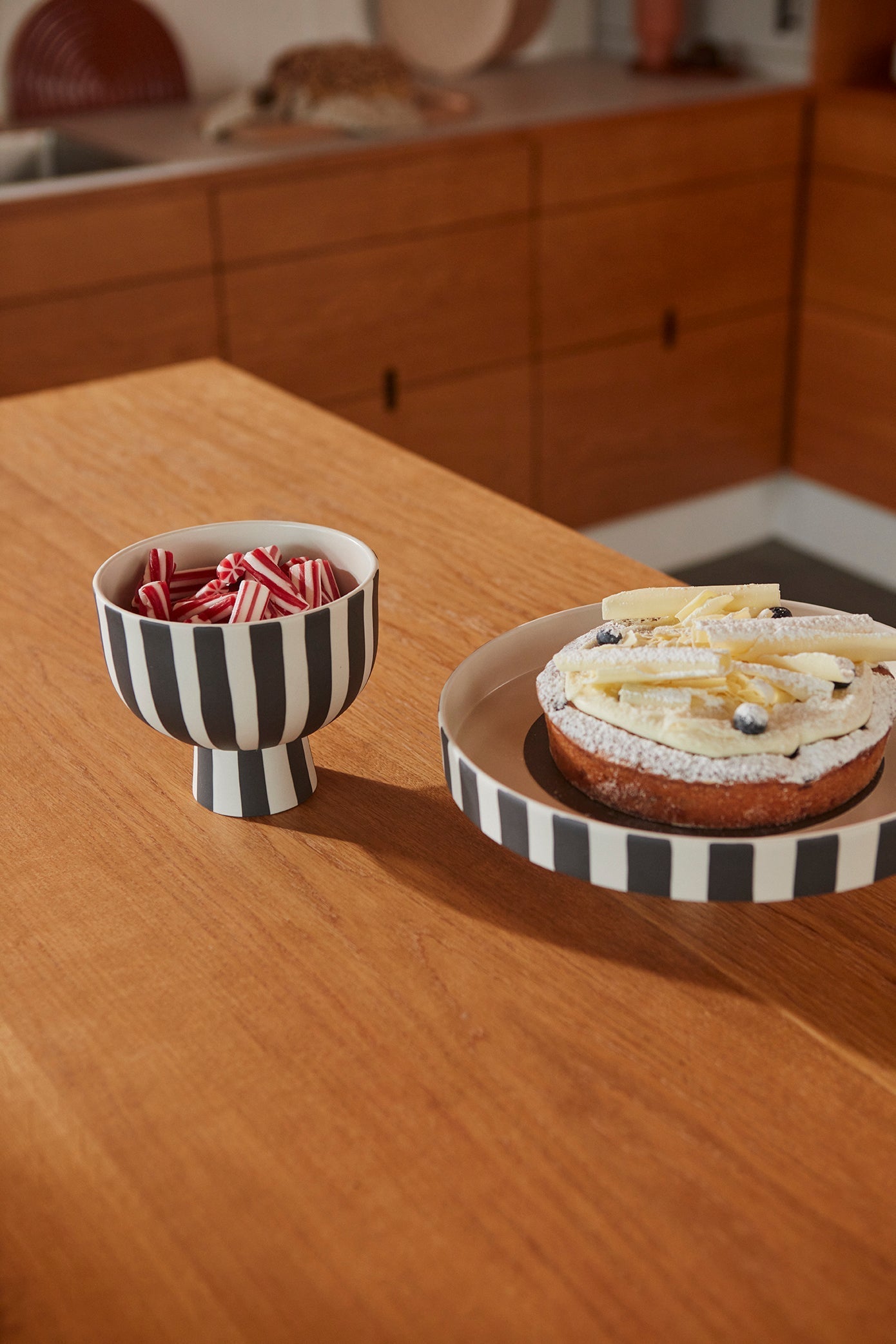 Toppu Bowl - White / Black
