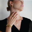 BELLINA Gold : Bracelet triple empilable avec texture, incrusté de zircons cubiques (CZ) au centre. Empilable pour plus de glamour.