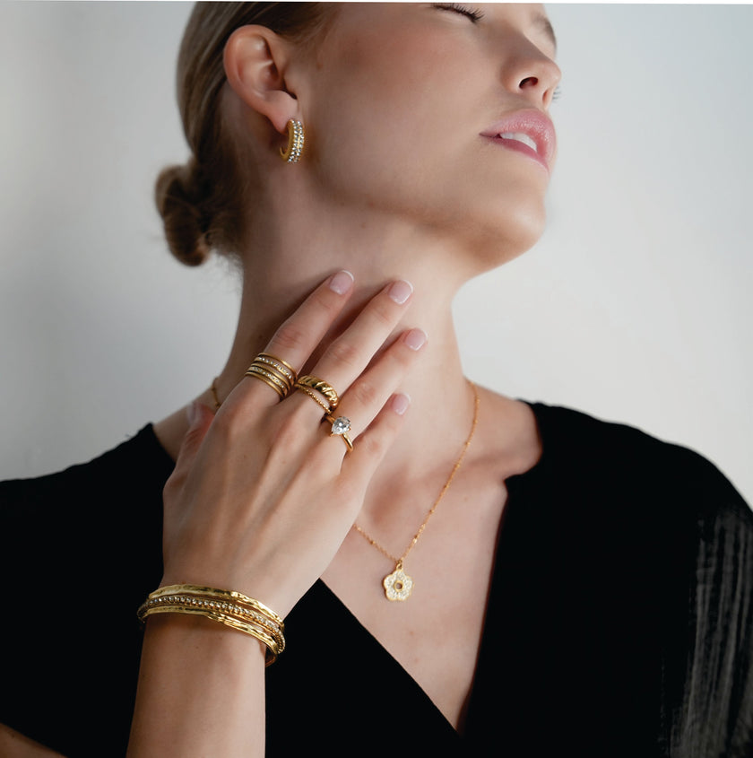 BELLINA Gold : Bracelet triple empilable avec texture, incrusté de zircons cubiques (CZ) au centre. Empilable pour plus de glamour.