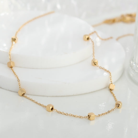 Collier fin en chaîne dorée avec perles carrées CALLA