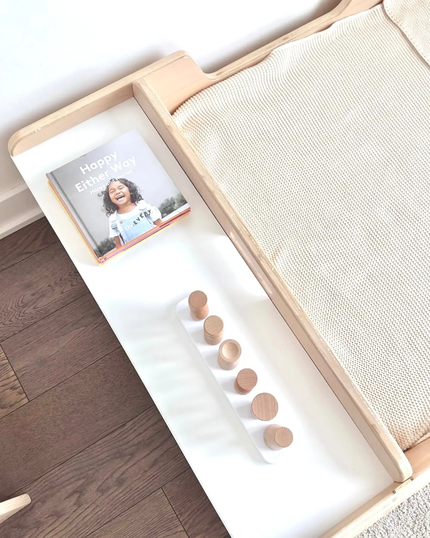 APPLE CRIB - Lit Montessori au sol avec barrières et étagères