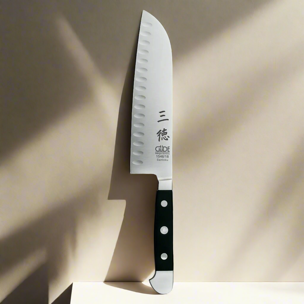 Couteau Santoku Alpha avec tranchant creux - 7 pouces