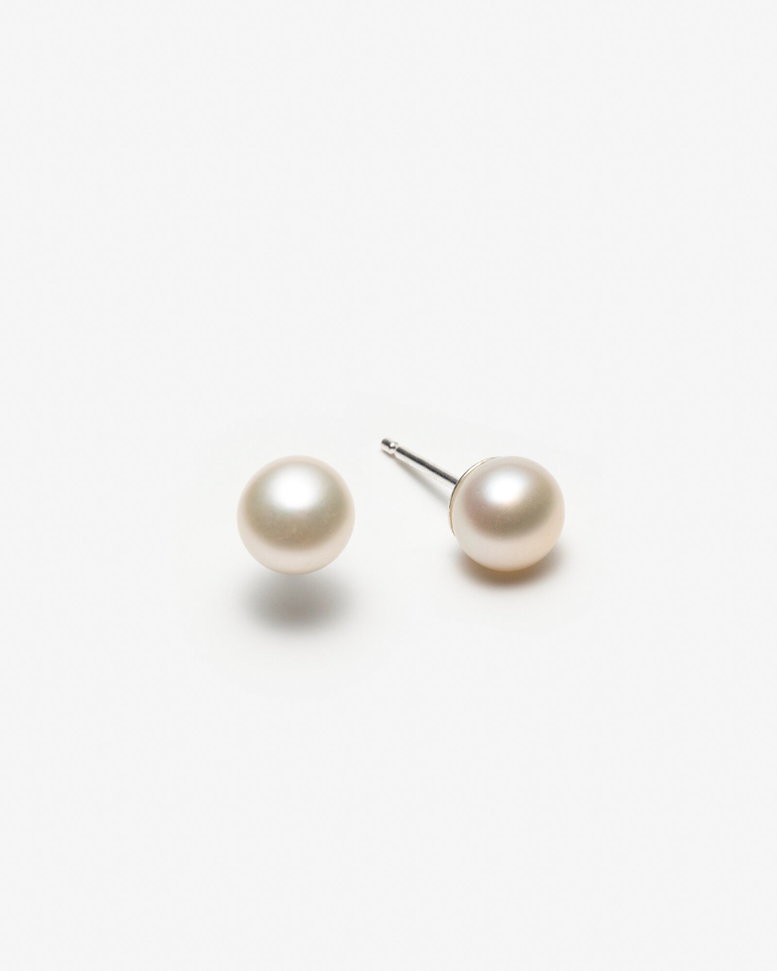 Boucles d'oreilles en perles blanches avec tiges en argent - 7 mm