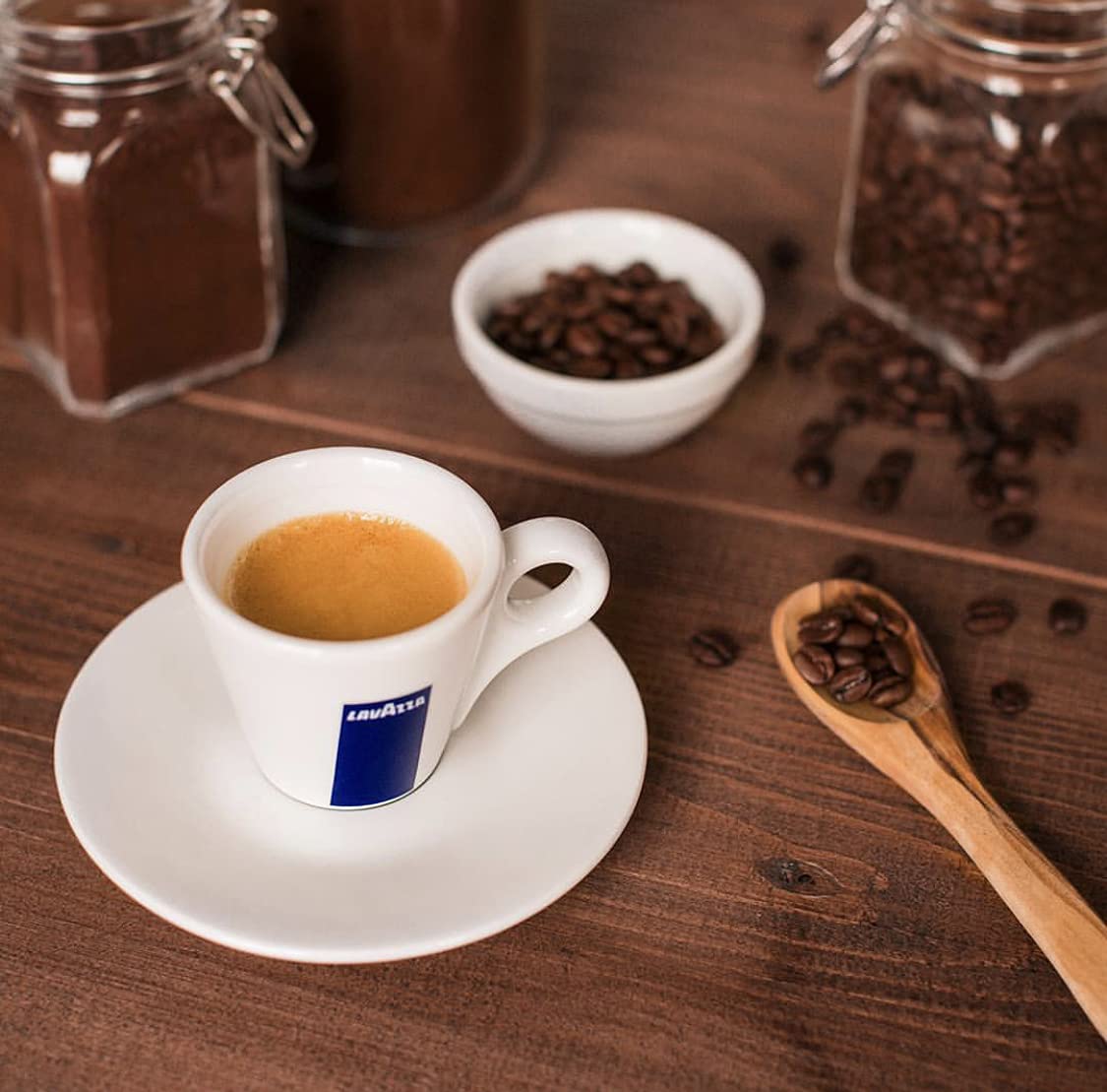 Lavazza Crema E Gusto Whole Bean Coffee Dark Roast 1 kg Bag, Crema E Gusto ,Authentic Italian, Blended and roasted in Italy, Full-bodied dark roast with creamy and full-bodied, with spices notesbl, 1 kg (Pack of 1) packaging may vary