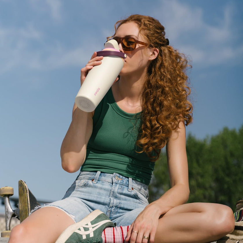 Owala FreeSip Sway Insulated Stainless Steel Water Bottle with Two-Way Spout, Built-In Straw and Bucket Handle, Made for Travel, School, and Sports, 30oz, BPA Free, Leak Proof, Angel Food Cake 🍁 All In One Marketplace Canada