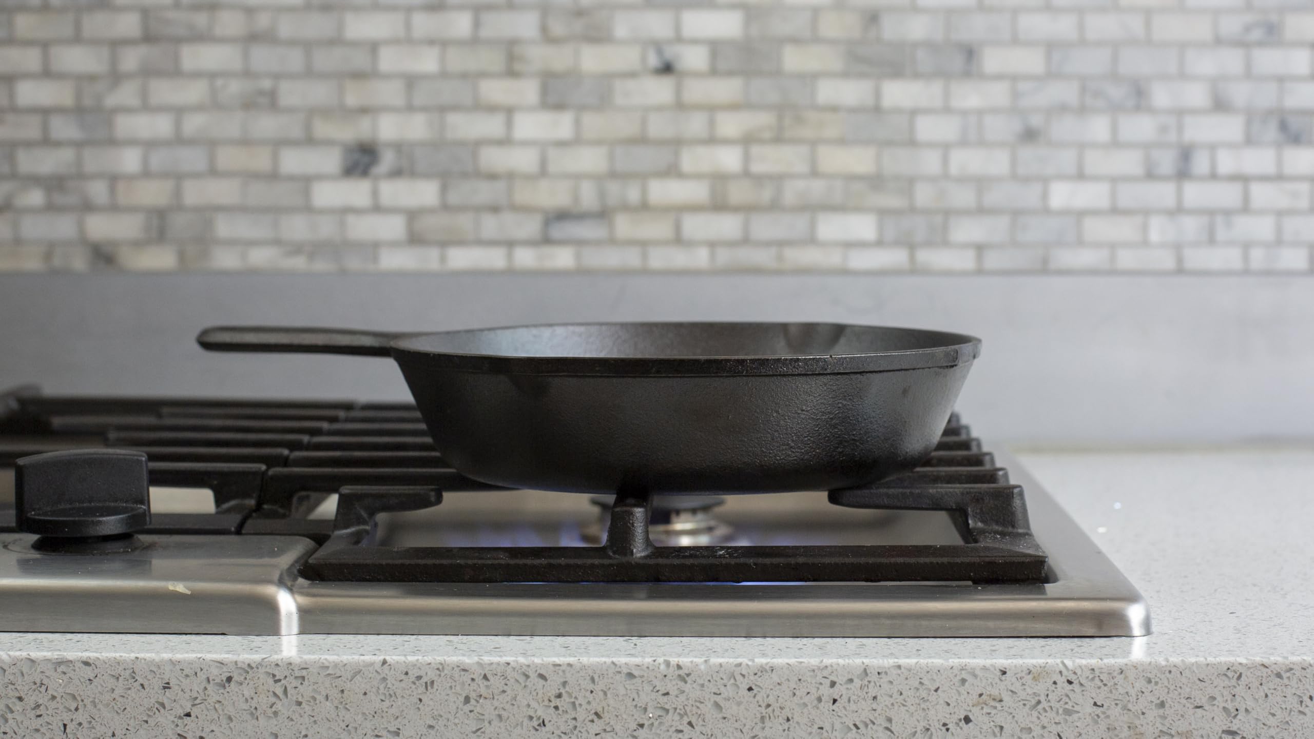 Lodge L6SK3 9-Inch Logic Pre-Seasoned Skillet (Black) 🍁 All In One Marketplace Canada