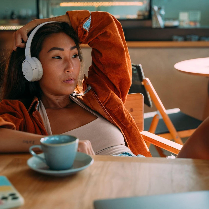 JBL Tune 520BT - Wireless On-Ear Headphones, Up to 57H Battery Life and Speed Charge, Lightweight, Comfortable and Foldable Design, Hands-Free Calls with Voice Aware (White) 🍁 All In One Marketplace Canada