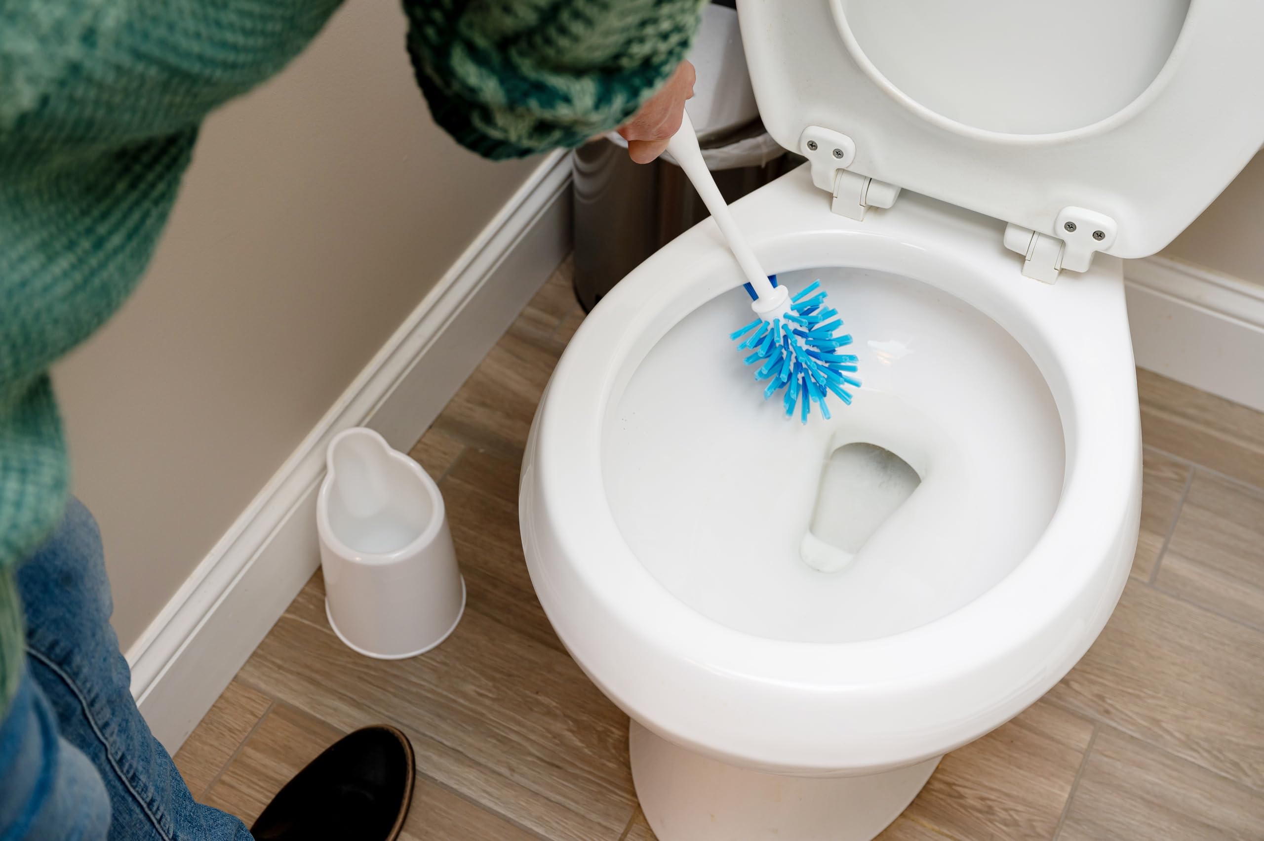Vileda Deluxe Toilet Brush and Holder | Cleaner Brush with Ergonomic Handle | Easily Clean Under the Rim | Angled Bristles Reach Tough Spots 🍁 All In One Marketplace Canada
