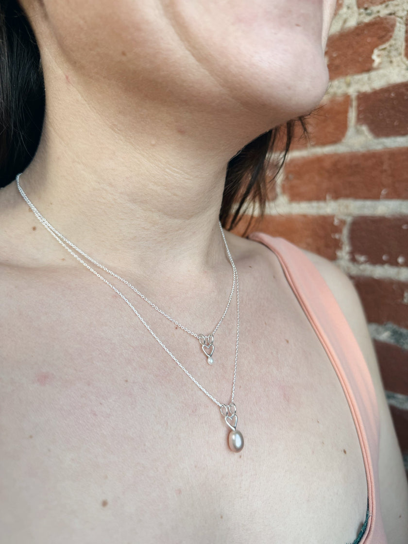 Collier avec breloque coeur et grosse perle rose