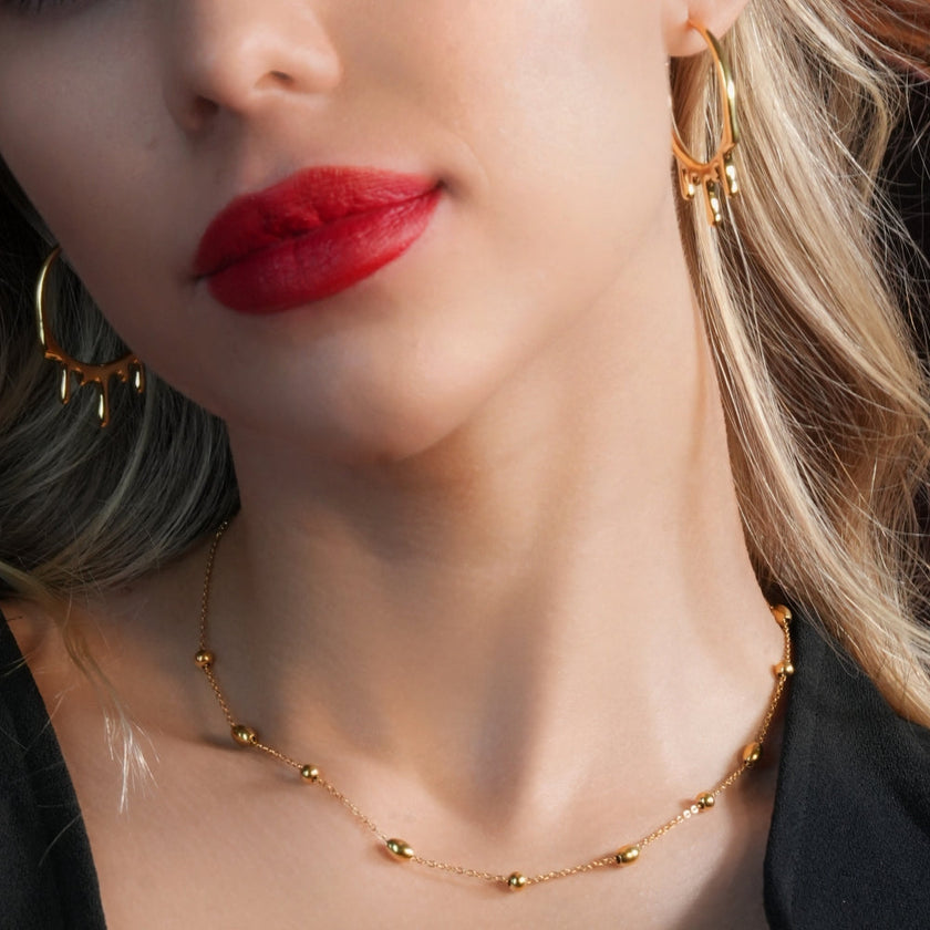 VIGO : Collier en chaîne dorée avec perles ovales et rondes, simple et essentiel.
