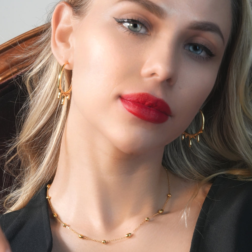 VIGO : Collier en chaîne dorée avec perles ovales et rondes, simple et essentiel.