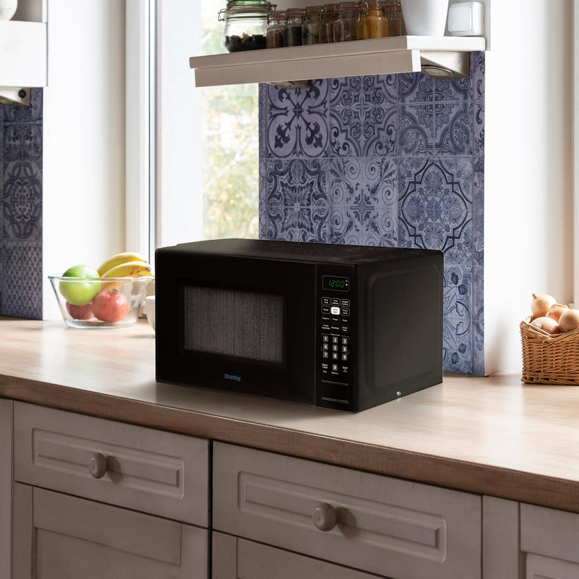 Danby DBMW0721BBB 0.7 Cu. Ft. Countertop Microwave, 700W, 10 Power Levels, 6 Auto-Cook Presets, Express Cook + 30 Sec, Auto Defrost & Child Lock, Black 🍁 All In One Marketplace Canada