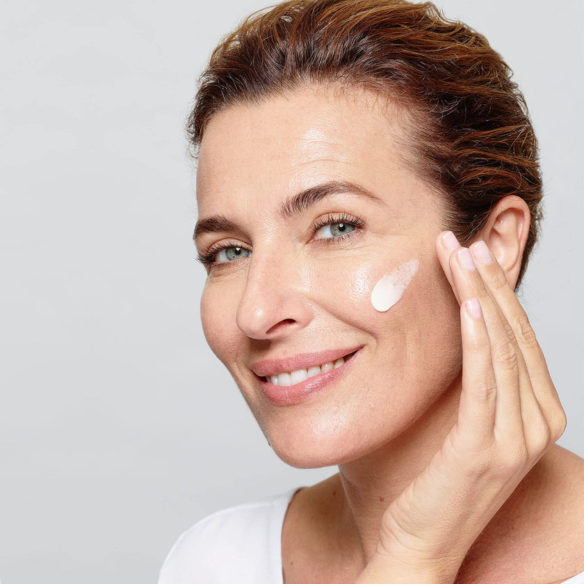 L'Oréal Paris Day & Night Face Moisturizer Cream Skincare Kit (2-Piece), Age Perfect Collagen Expert, with Collagen Peptides + Niacinamides, For Mature Skin, Suitable for Sensitive Skin Skincare kit, 2 x 70 ml 🍁 All In One Marketplace Canada