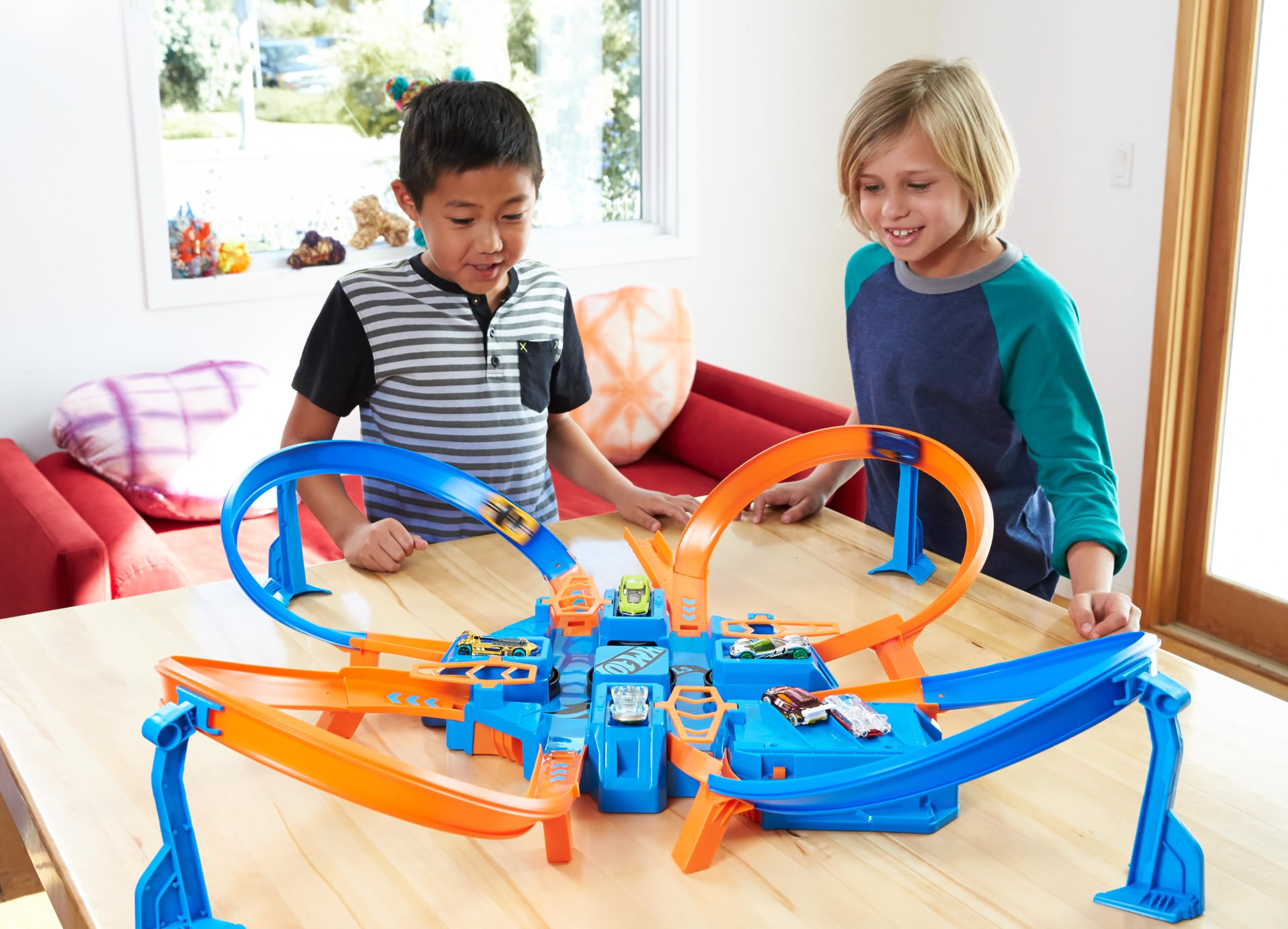 Hot Wheels Track Set with 1:64 Scale Toy Car, 4 Intersections for Crashing, Powered by a Motorized Booster, Criss-Cross Crash Track 🍁 All In One Marketplace Canada