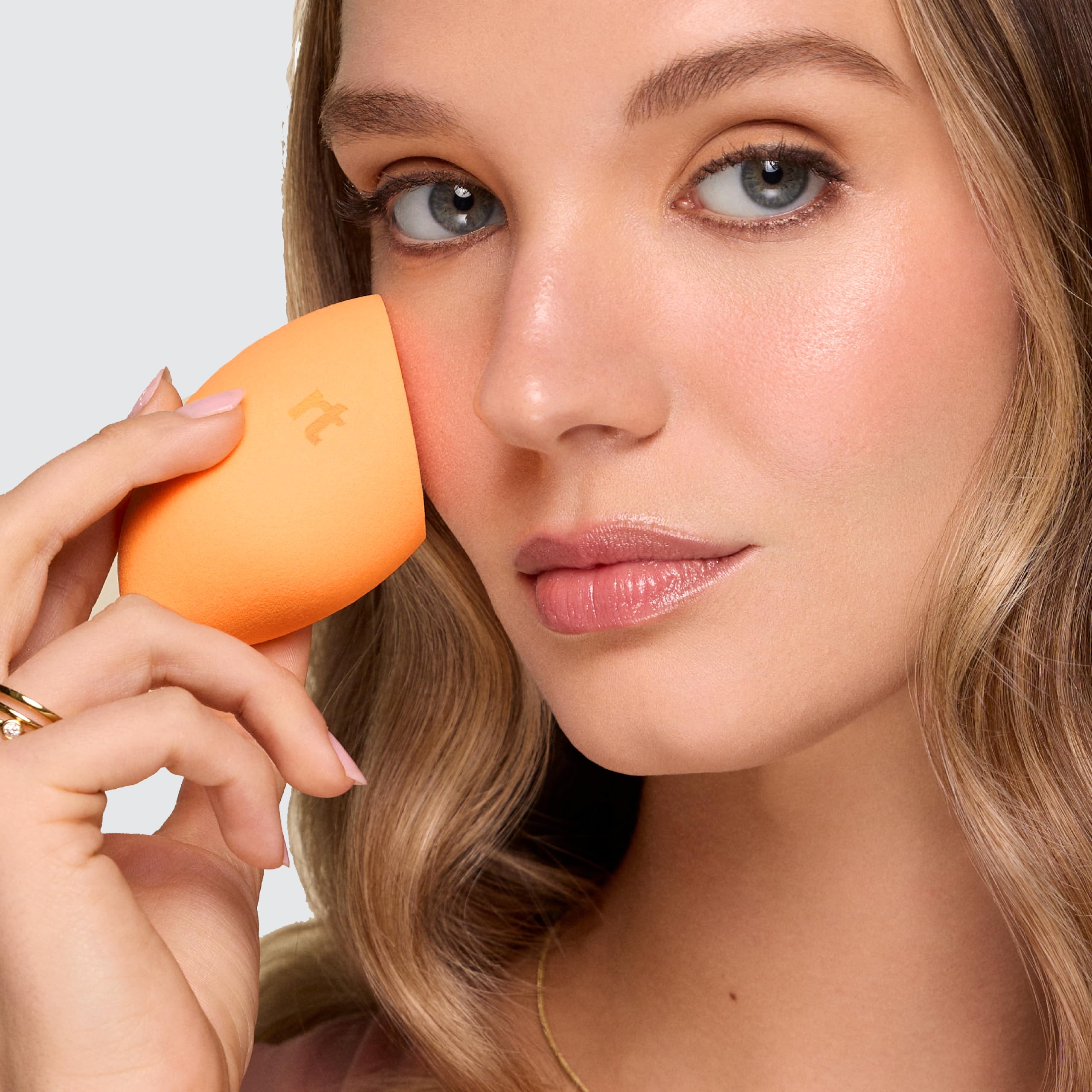 Real Techniques Miracle Complexion Sponge, Makeup Blender for Liquid and Cream Foundation, Full Coverage, Streak-Free Professional Makeup Tool, Cruelty Free, Vegan, Latex Free, 4 Count 🍁 All In One Marketplace Canada