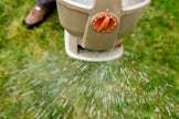 Scotts Wizz Year-Round Spreader - Battery Powered, Handheld for Even Application of Seed, Fertilizer or Ice Melt (230 sq Meters / 2,500 sq feet Coverage) 🍁 All In One Marketplace Canada
