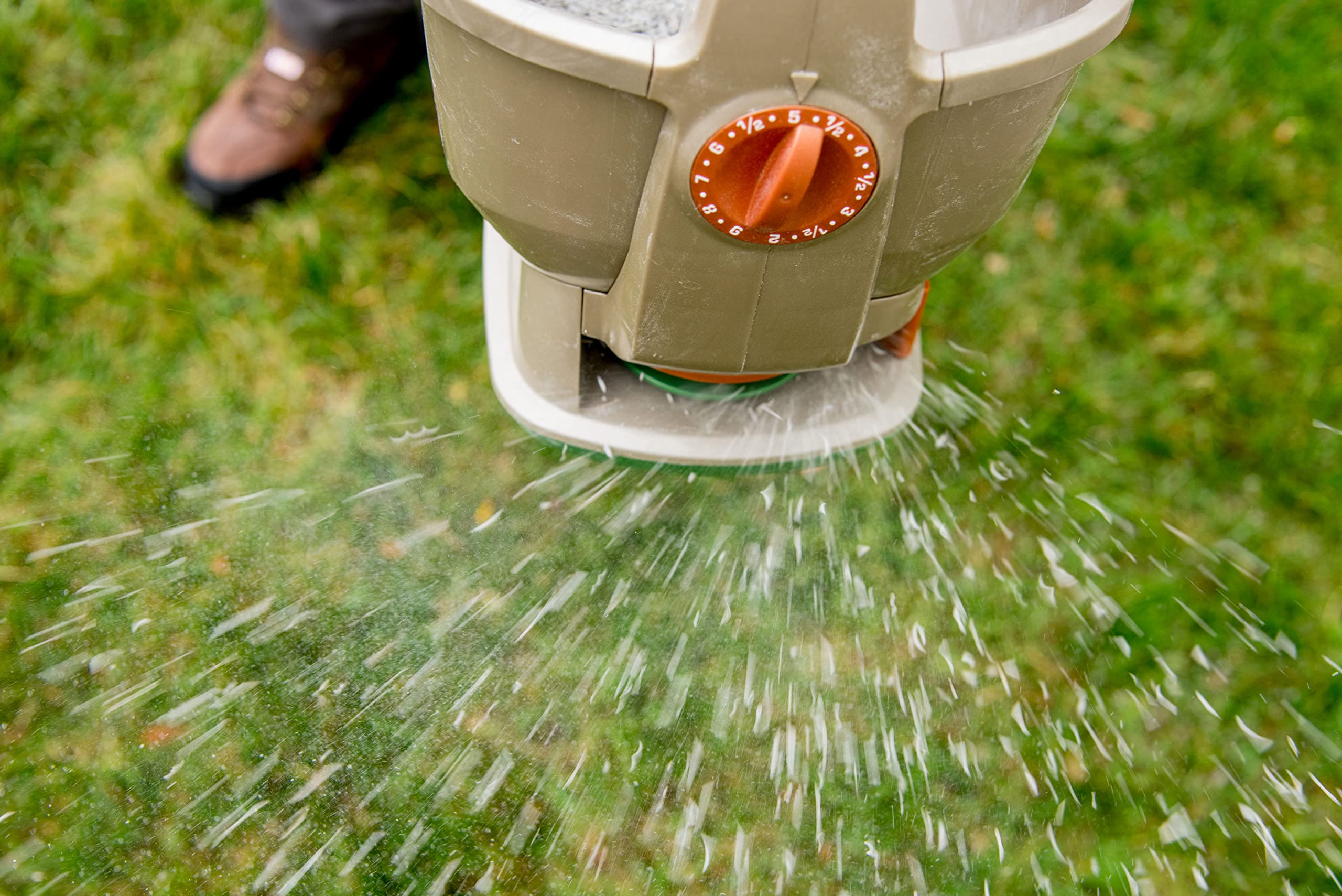 Scotts Wizz Year-Round Spreader - Battery Powered, Handheld for Even Application of Seed, Fertilizer or Ice Melt (230 sq Meters / 2,500 sq feet Coverage) 🍁 All In One Marketplace Canada
