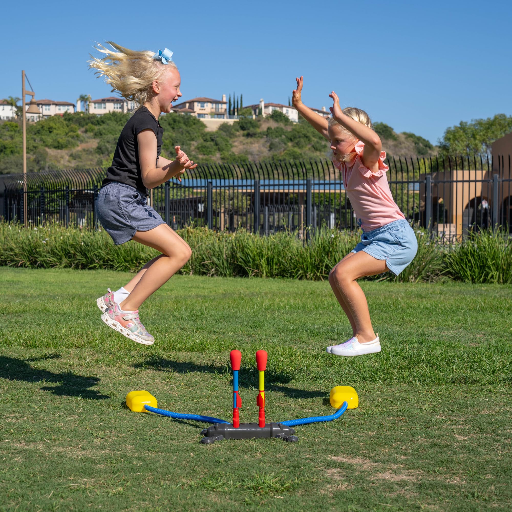 The Original Stomp Rocket Dueling Rockets Launcher, 4 Rockets and Toy Rocket Launcher - Outdoor Rocket STEM Gift for Boys and Girls Ages 6 Years and Up - Great for Outdoor Play 🍁 All In One Marketplace Canada