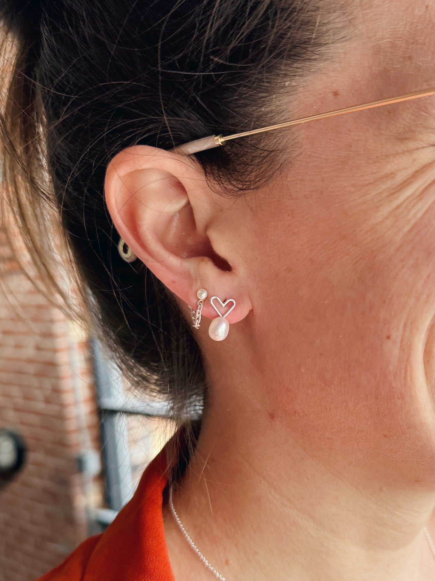 Boucles d'oreilles coeurs avec grosses perles blanches