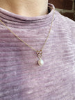 Collier avec breloque coeur et grosse perle blanche