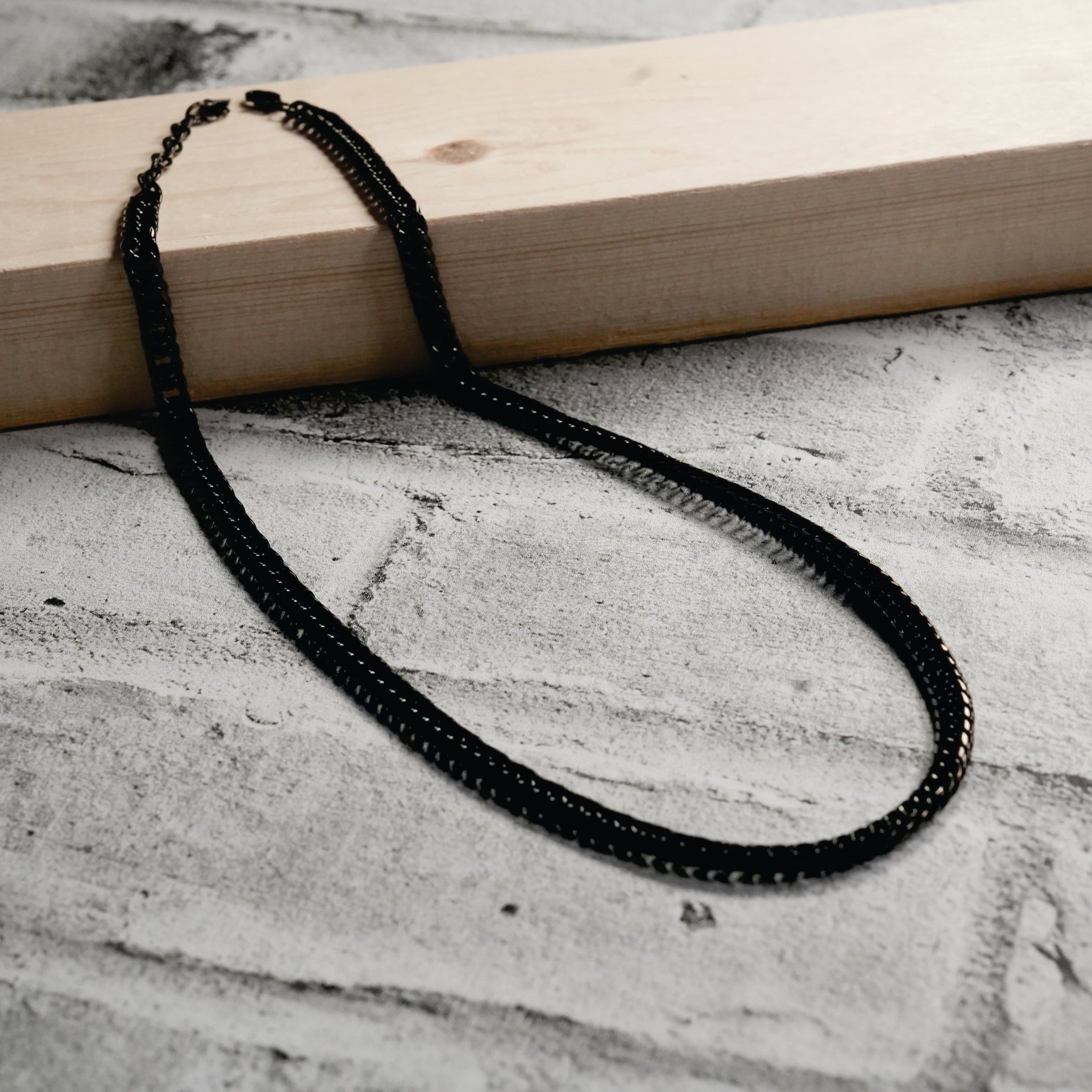 ABASI BLACK : Chaîne à maillons épais en carbone noir.