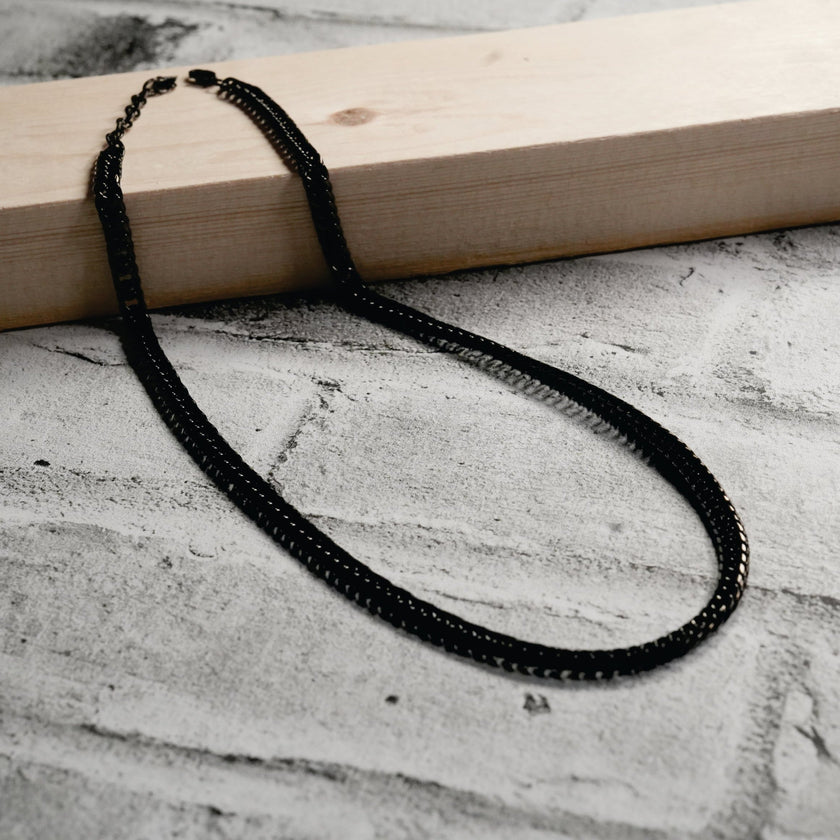 ABASI BLACK : Chaîne à maillons épais en carbone noir.