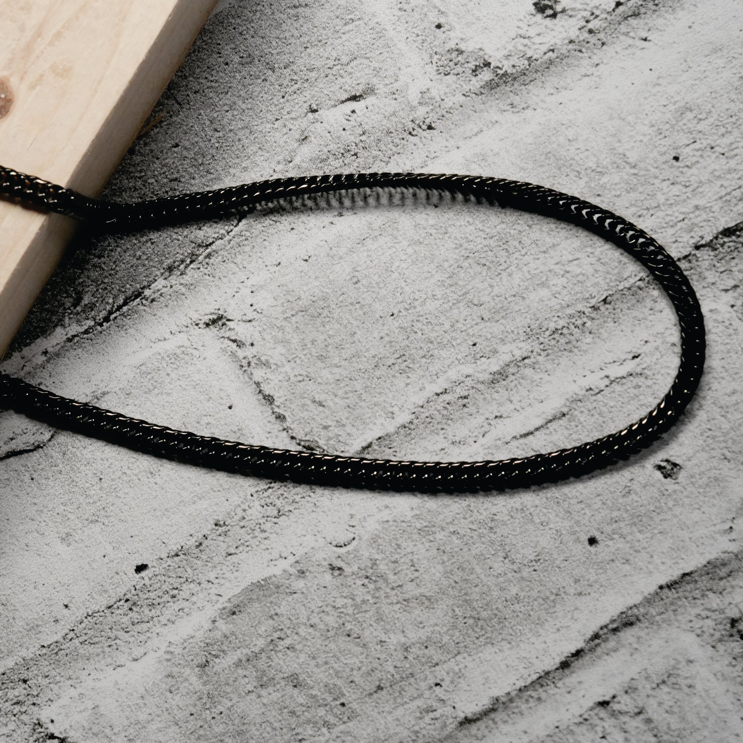 ABASI BLACK : Chaîne à maillons épais en carbone noir.