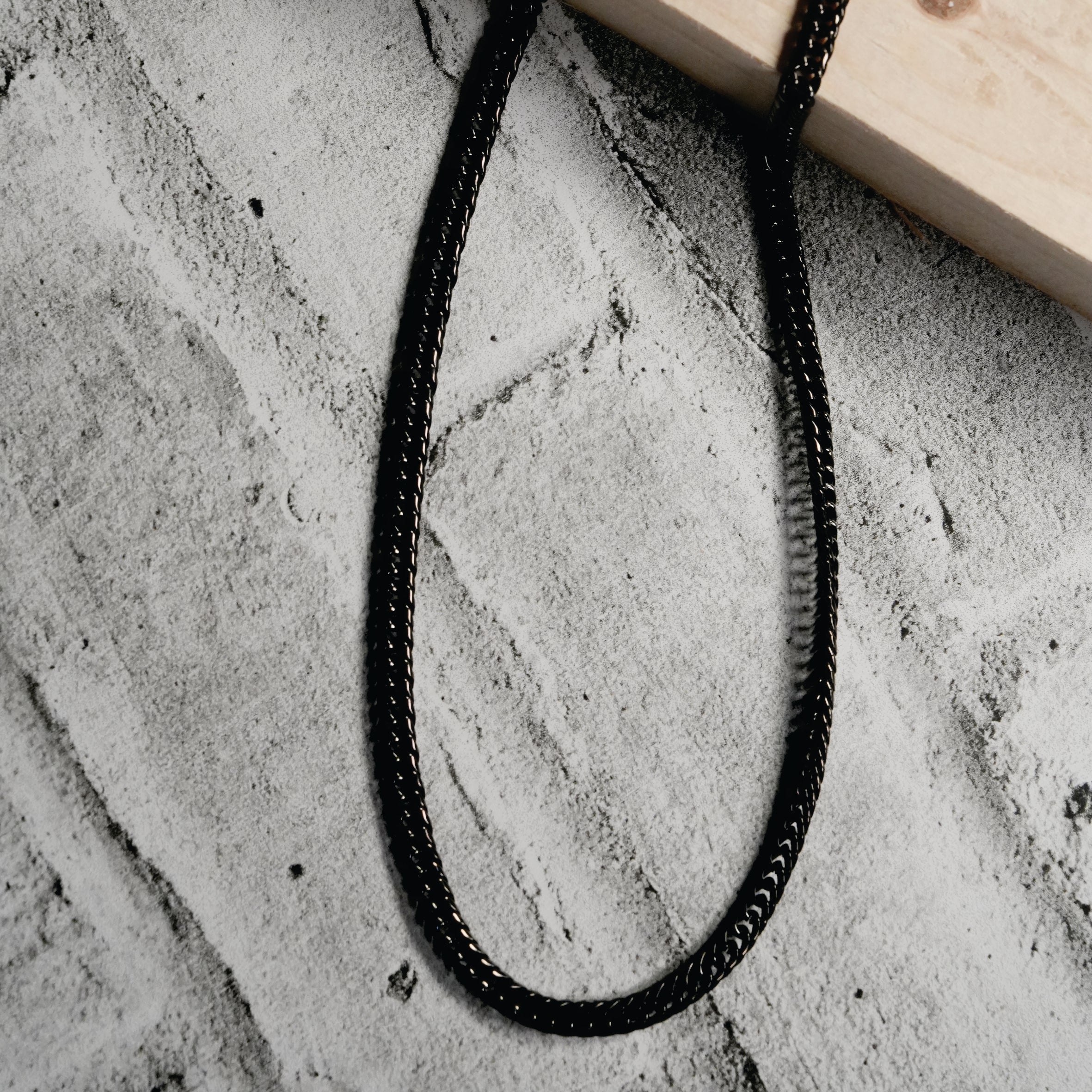 ABASI BLACK : Chaîne à maillons épais en carbone noir.