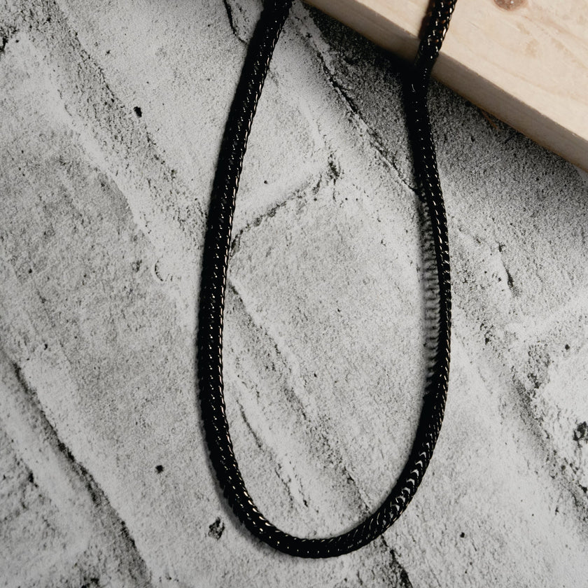 ABASI BLACK : Chaîne à maillons épais en carbone noir.