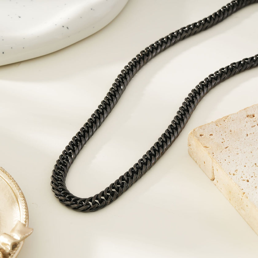 ABASI BLACK : Chaîne à maillons épais en carbone noir.