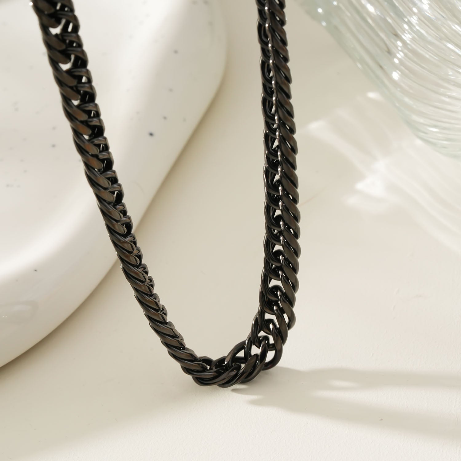 ABASI BLACK : Chaîne à maillons épais en carbone noir.