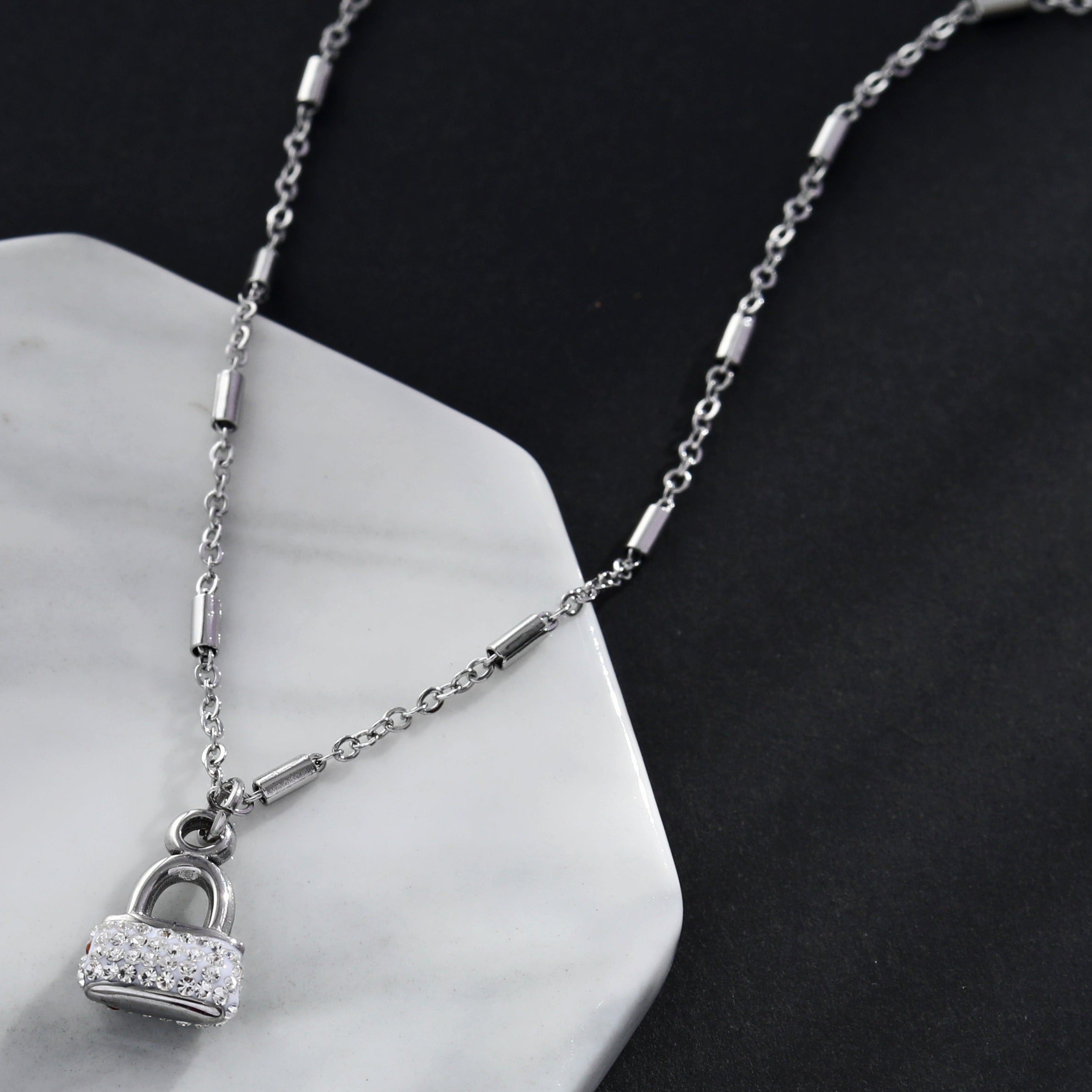 Collier ABENI avec chaîne à perles tubulaires et pendentif cadenas pavé de zircons en argent.