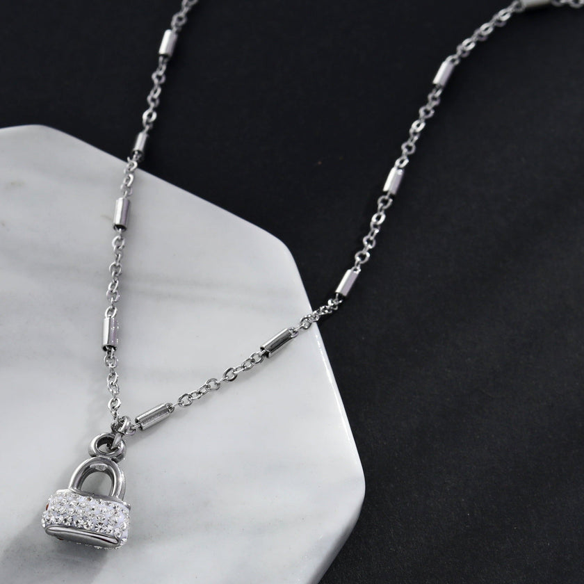Collier ABENI avec chaîne à perles tubulaires et pendentif cadenas pavé de zircons en argent.