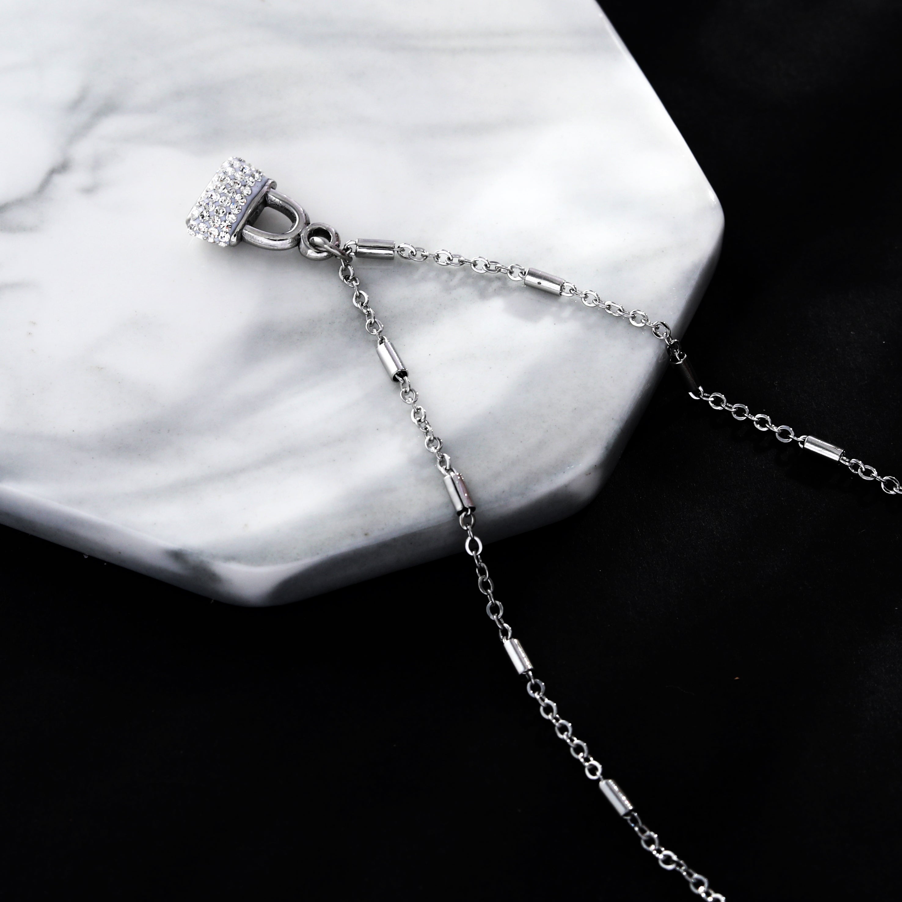 Collier ABENI avec chaîne à perles tubulaires et pendentif cadenas pavé de zircons en argent.