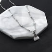 Collier ABENI avec chaîne à perles tubulaires et pendentif cadenas pavé de zircons en argent.