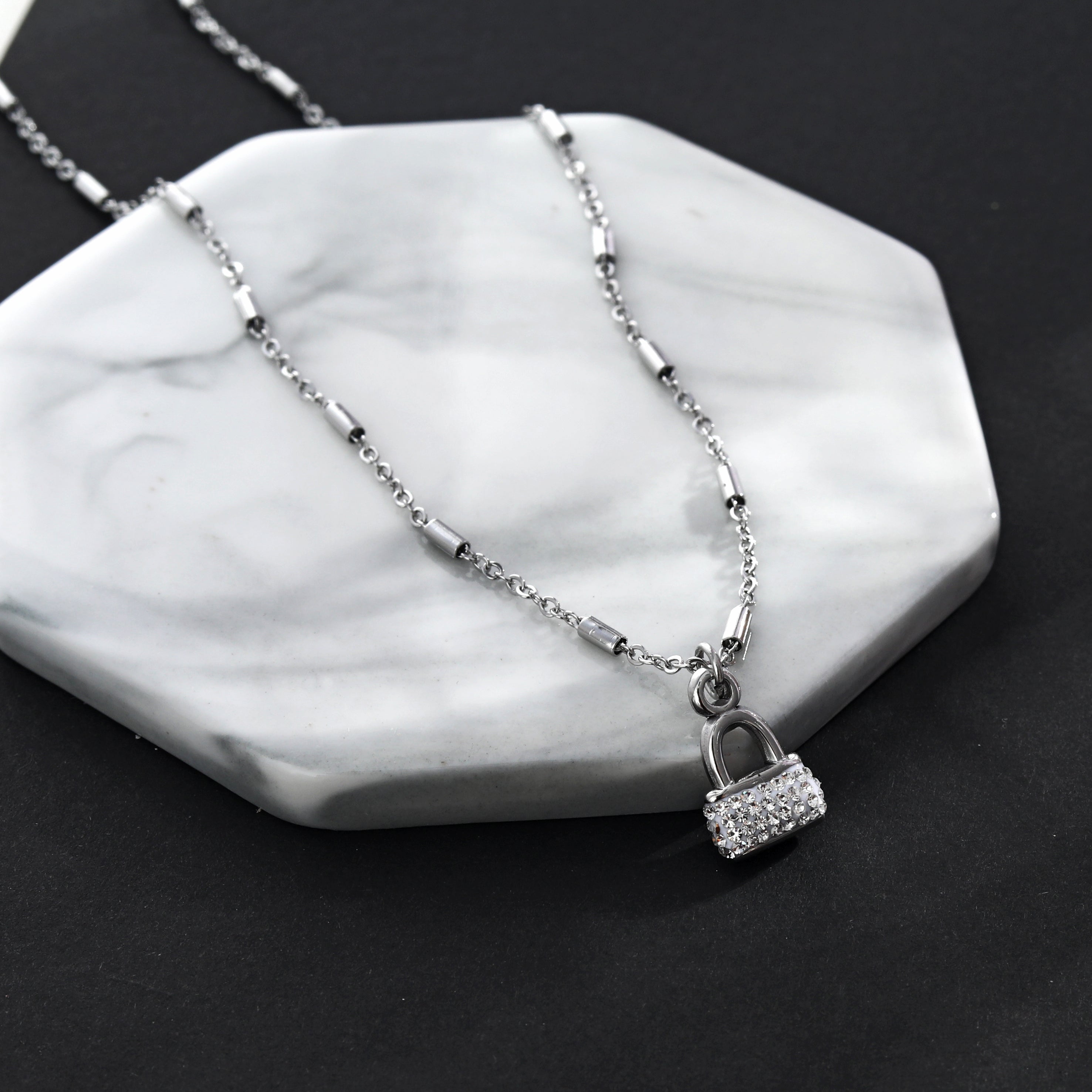 Collier ABENI avec chaîne à perles tubulaires et pendentif cadenas pavé de zircons en argent.