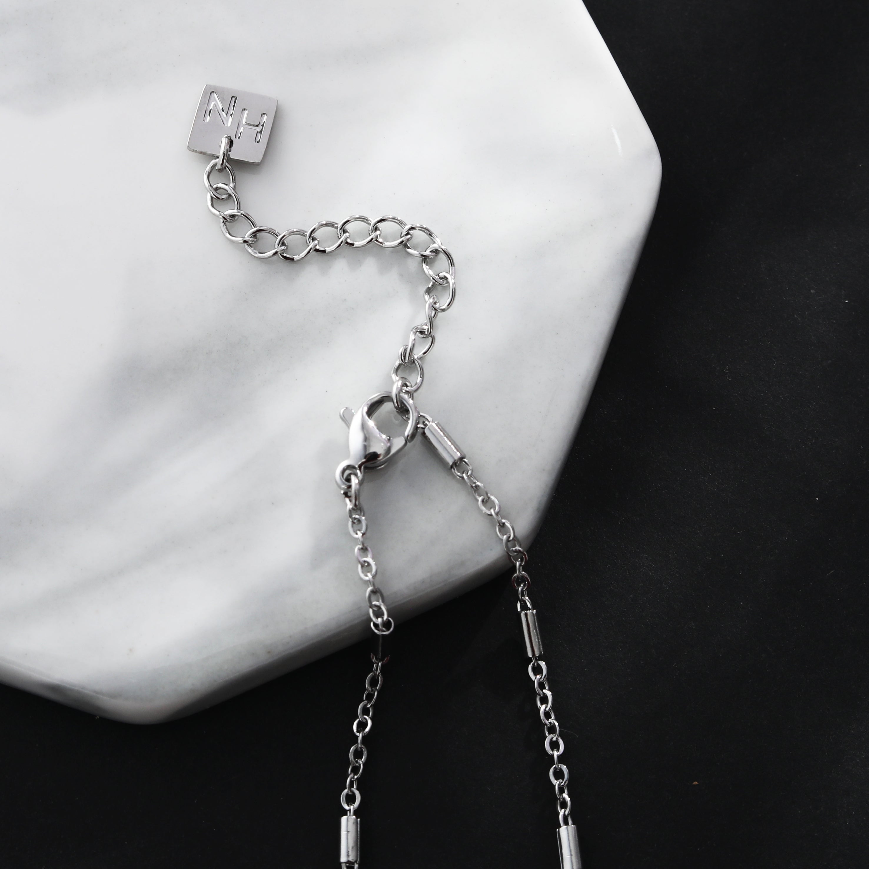 Collier ABENI avec chaîne à perles tubulaires et pendentif cadenas pavé de zircons en argent.