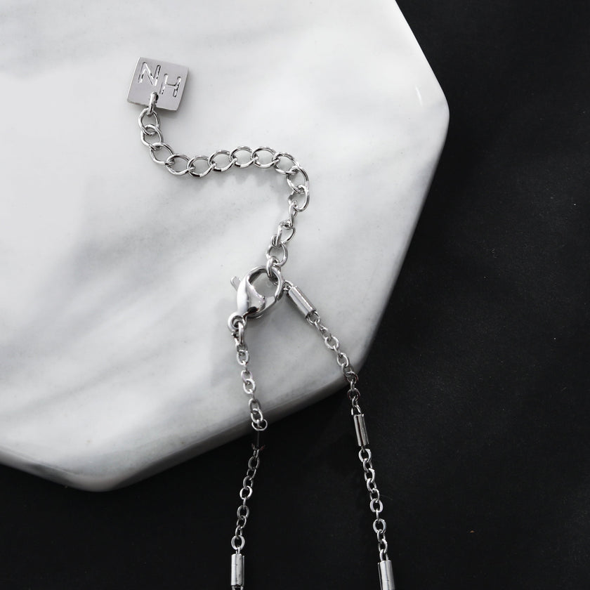 Collier ABENI avec chaîne à perles tubulaires et pendentif cadenas pavé de zircons en argent.