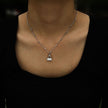 Collier ABENI avec chaîne à perles tubulaires et pendentif cadenas pavé de zircons en argent.