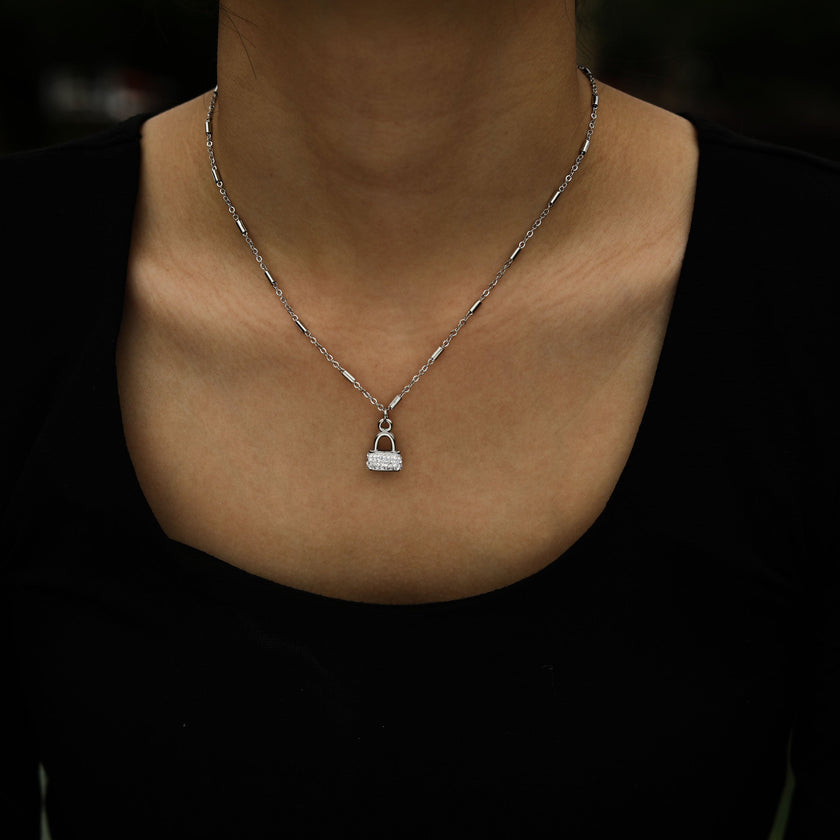 Collier ABENI avec chaîne à perles tubulaires et pendentif cadenas pavé de zircons en argent.
