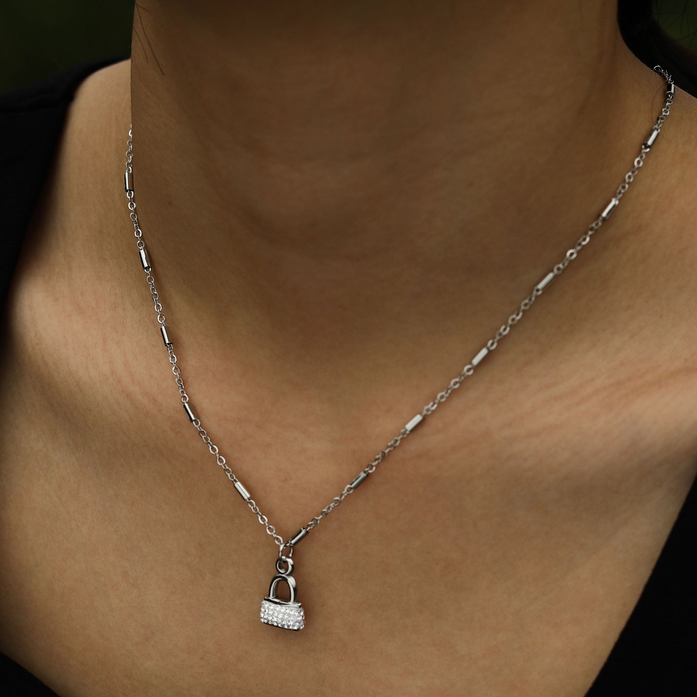 Collier ABENI avec chaîne à perles tubulaires et pendentif cadenas pavé de zircons en argent.