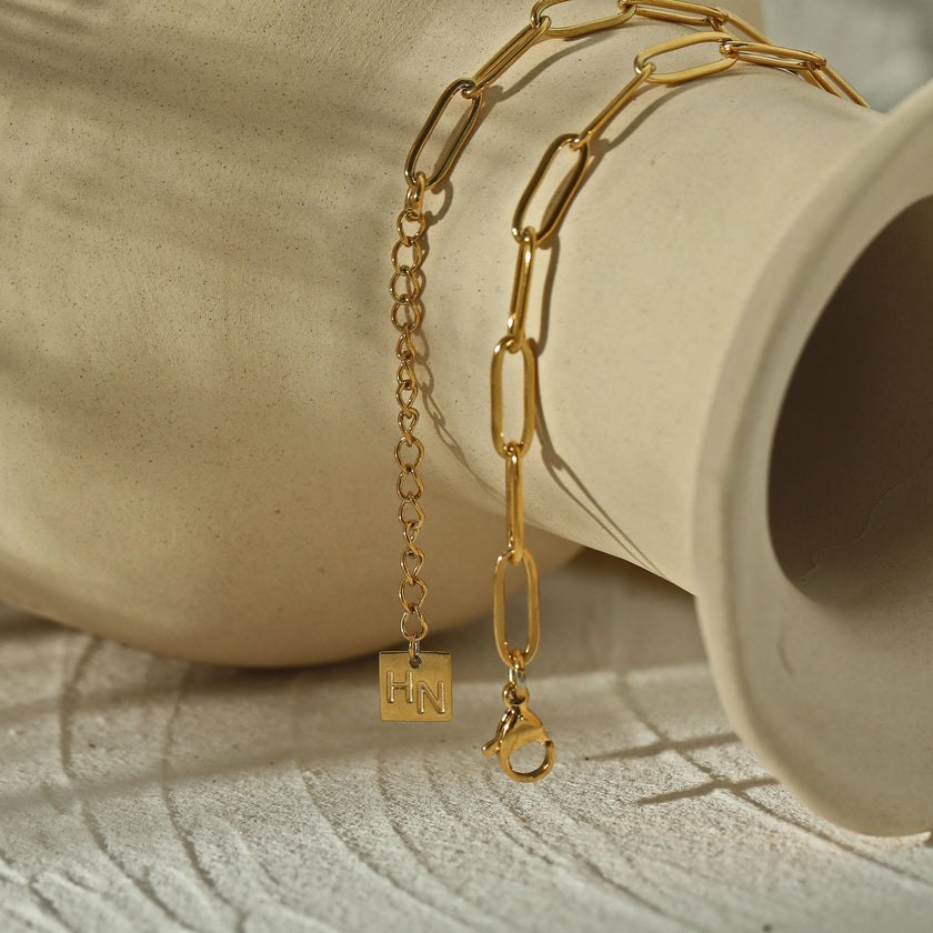 Style ABIGAIL: Contemporary Link Chain Necklace with Ornate Star Burst Pendant